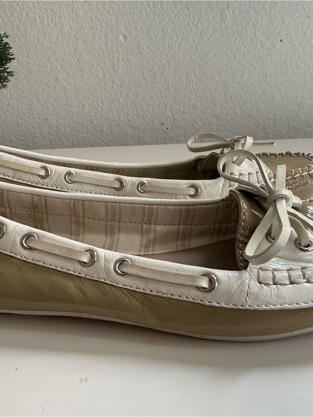 Coach Percy moccasins size 6 Two-Tone Cream & Tan Patent Leather Bow Moccasins - Picture 2 of 7